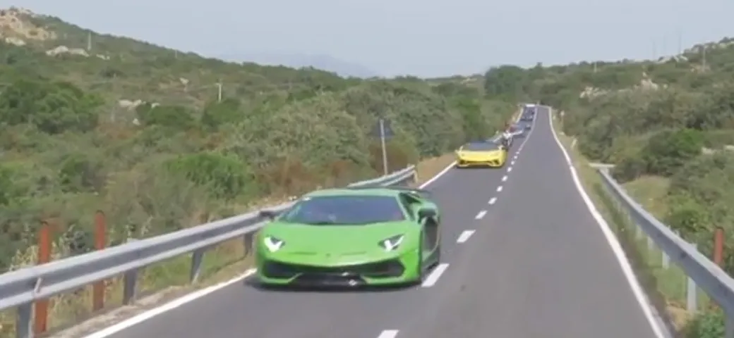 Lamborghini Esperienza Giro Sardegna: tori in Costa Smeralda [Video]