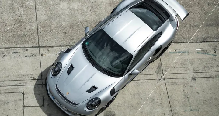 Una Porsche 911 GT3 RS finisce nel fiume | Foto e video