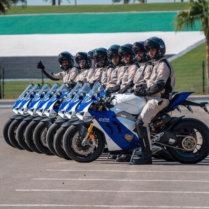 La Ducati Panigale V4 R entra a far parte della flotta di polizia di Abu Dhabi