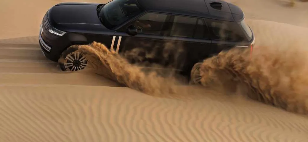 Range Rover Elettrica: test estremi nel deserto prima del lancio