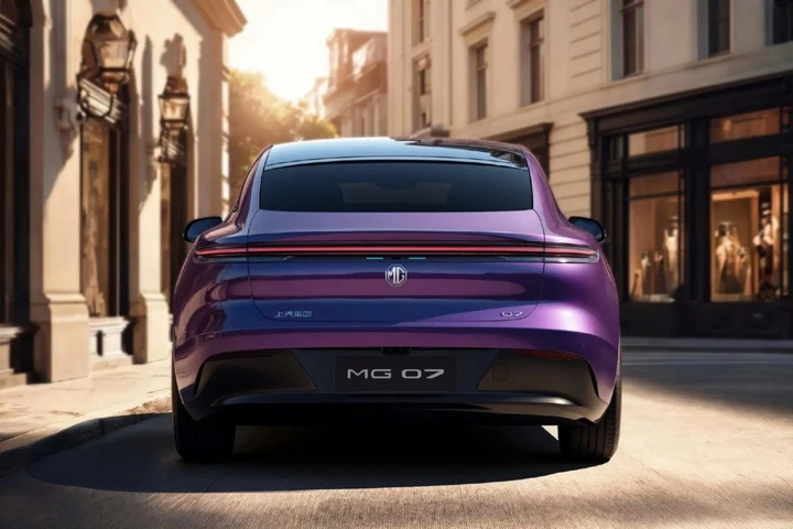 La “Panamera cinese” costa appena 13.900 euro: è anche ibrida plug-in