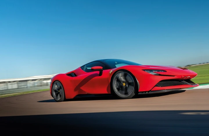 Ferrari SF90 Stradale con Leclerc a Monte-Carlo per un video