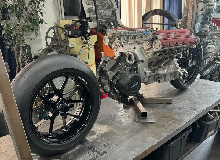 Hazan HF355: la folle moto artigianale con motore Ferrari V8