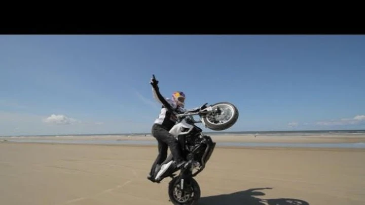 Chris Pfeiffer sposta il suo stunting sulla sabbia /video