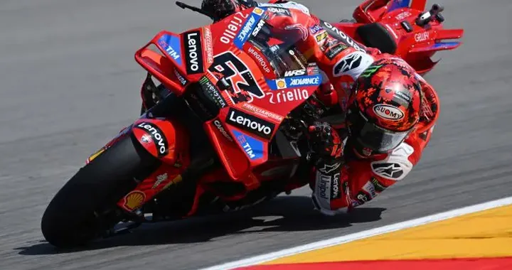 Bagnaia rivoluziona il suo stile di guida: frenata estrema e controllo assoluto