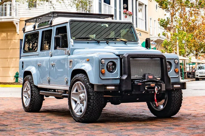Land Rover Defender: il restomod elettrico con cuore Tesla