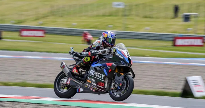 Superbike 2025: Razgatlioglu domina il FP1 di Most tra bandiere rosse e incidenti