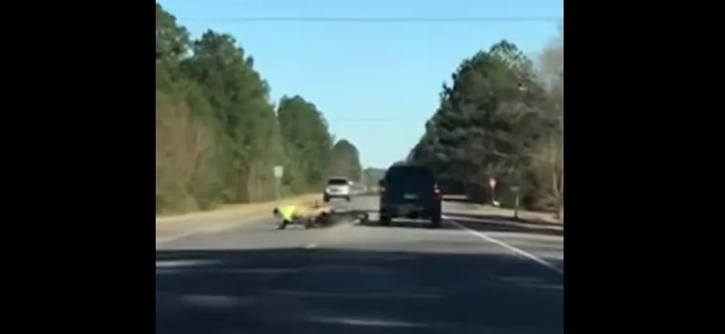 Incidente con la moto legata al cavo traino [Video]