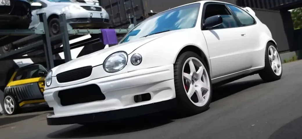 Dentro alla Toyota Corolla degli anni '90 c'è il cuore della GR Yaris: estrema