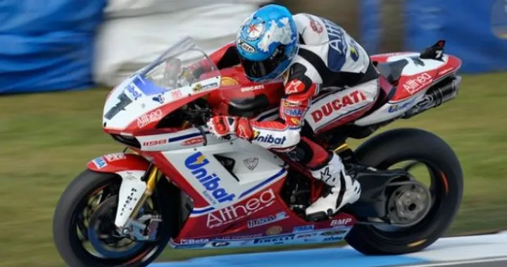 WSBK: Carlos Checa domina Gara2 a Donington Park, davanti a Melandri e Camier. Biaggi chiude con la bandiera nera un weekend pessimo