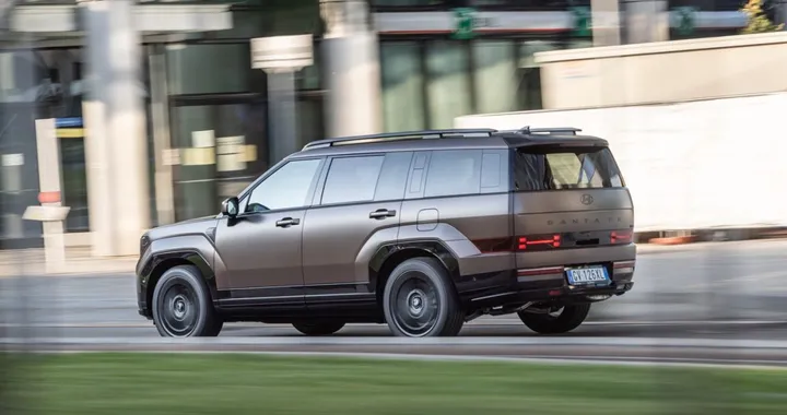 Hyundai Santa Fe Plug-in Hybrid, gli aggiornamenti del maxi SUV