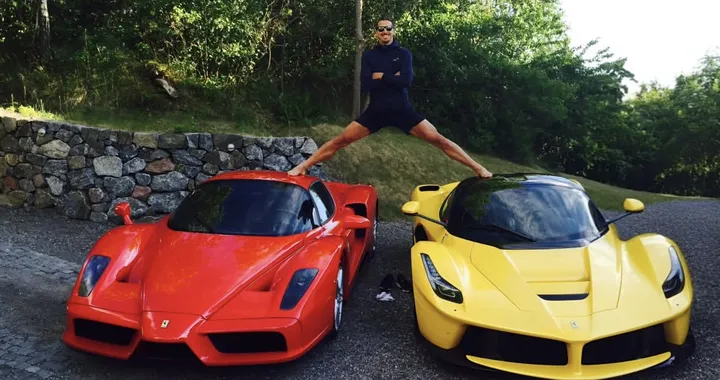 Ibrahimovic non ha paura di sporcare le sue Ferrari esclusive: lo show