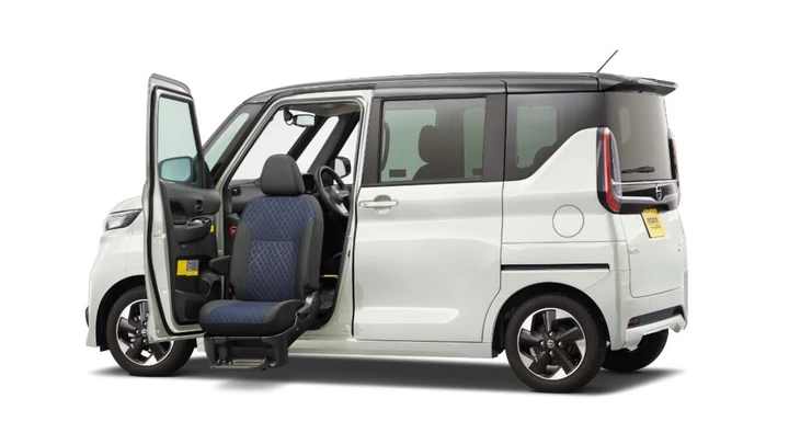 In Giappone impazziscono per questa mini auto: fa 130 km/h e ha spazio per quattro adulti