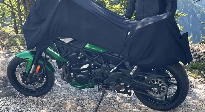 Kawasaki Versys 900: la nuova crossover avvistata nei test su strada