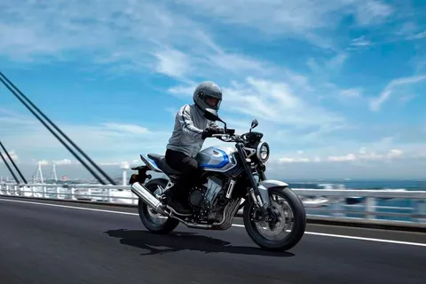Honda CB400 Super Four torna nel 2026: prezzo, motore e data di