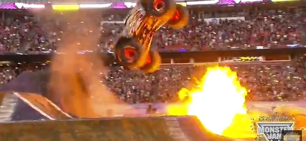 Il primo doppio backflip al volante di un Monster Truck
