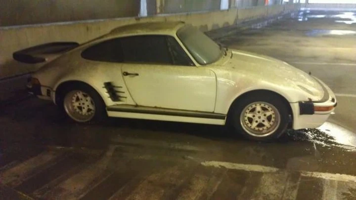 A Pittsburgh hanno abbandonato una (vera?) Porsche 930 Flachbau