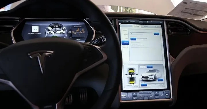Tesla Model S: dagli Stati Uniti il jailbreak per l'impianto multimediale