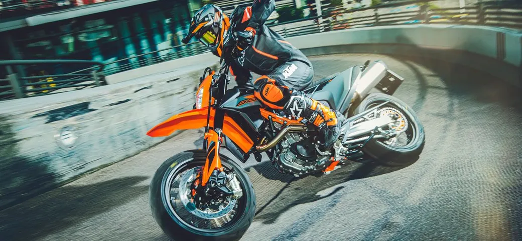 KTM svela 690 Enduro R e 690 SMC R 2021: ecco come cambiano