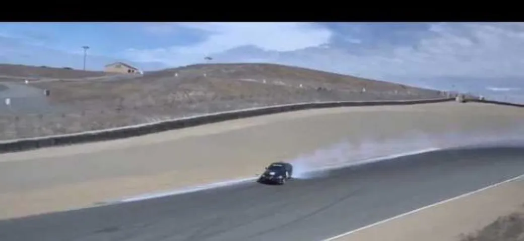 Video: Mercedes C63 AMG Coupé drift a Laguna Seca