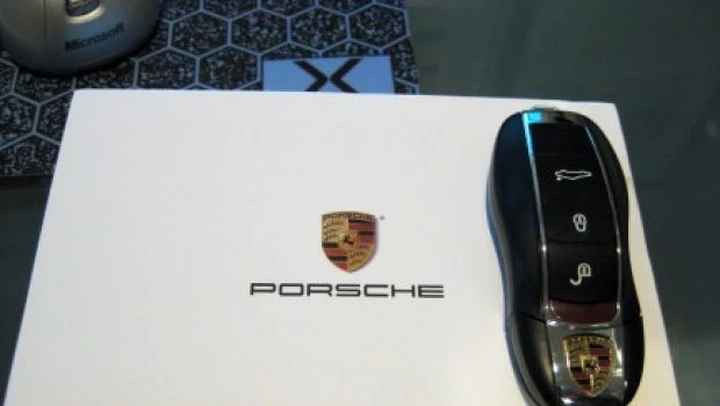 Porsche: la chiavetta USB a forma di Panamera