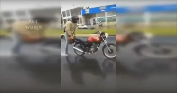 Acrobazie in moto sotto la pioggia [Video]