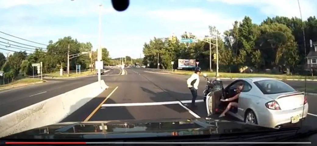 Auto tampona motocicletta al semaforo [Video]