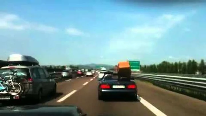 Con la bara sul sedile per vendicare la pista di Motocross