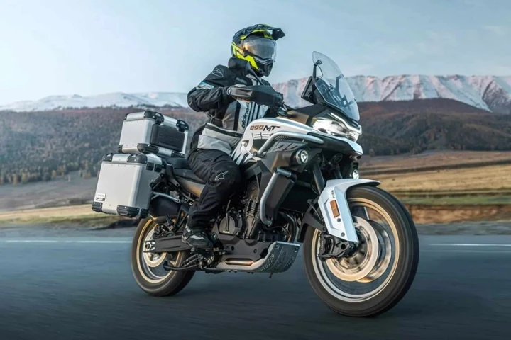 CFMoto sorprende tutti: ecco la 800MT ES con sospensioni adattive