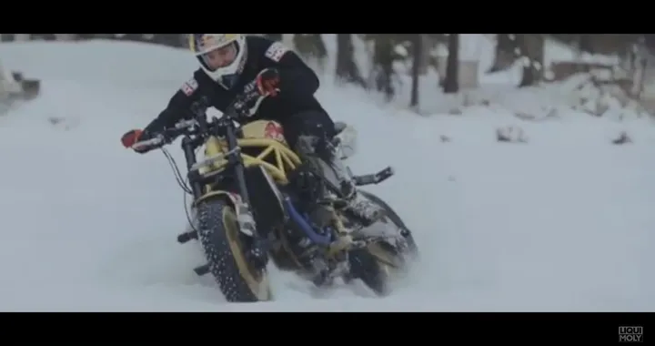 Drifting sulla neve e sul ghiaccio con la Kawasaki Ninja [Video]