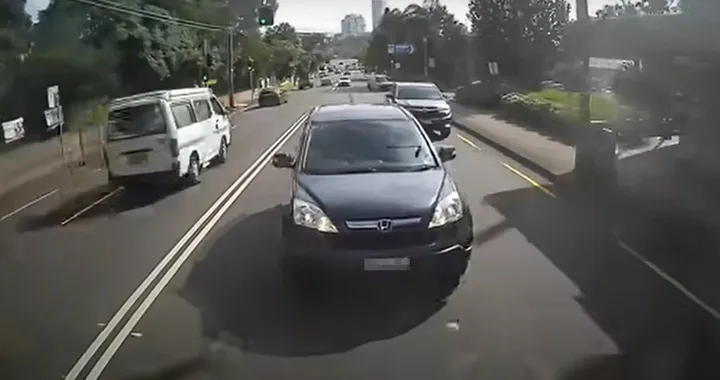 Honda CR-V provoca incidente multiplo e finisce sul palo [Video]