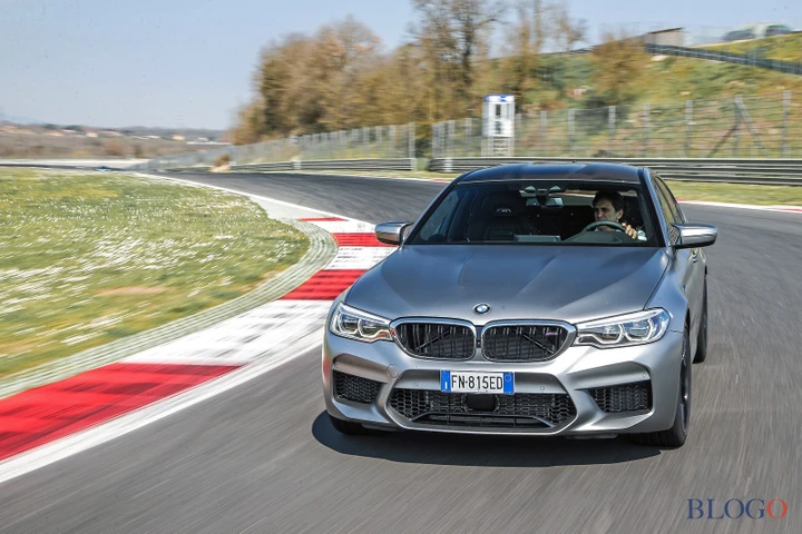 BMW M5: consegnato un esemplare a Zanardi [Video]