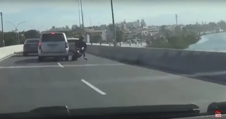 Tampona un'auto in autostrada e cade dal ponte [Video]