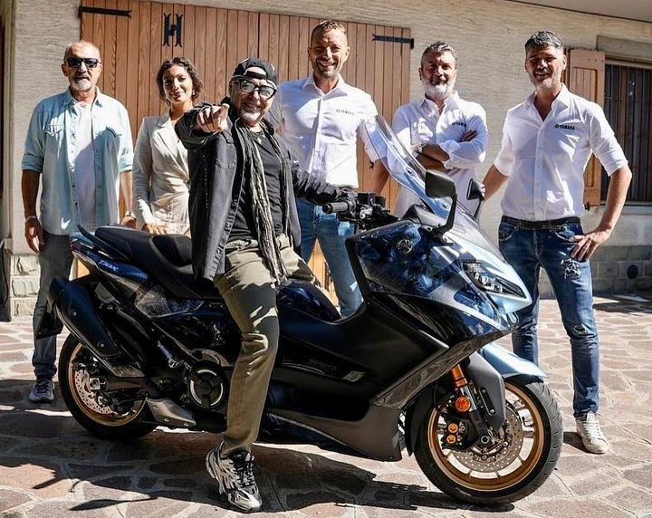 vasco-rossi-yamaha-tmax-2022-aldo-drudi