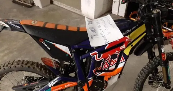 Moto elettrica, senza patente e casco: la lezione che costa cara a due ragazzi