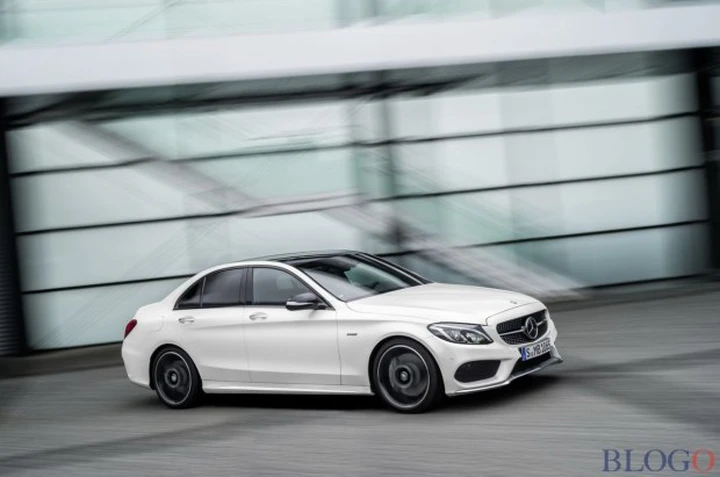 La Mercedes-Benz C 450 AMG Sport ha un V6 biturbo da 367 CV