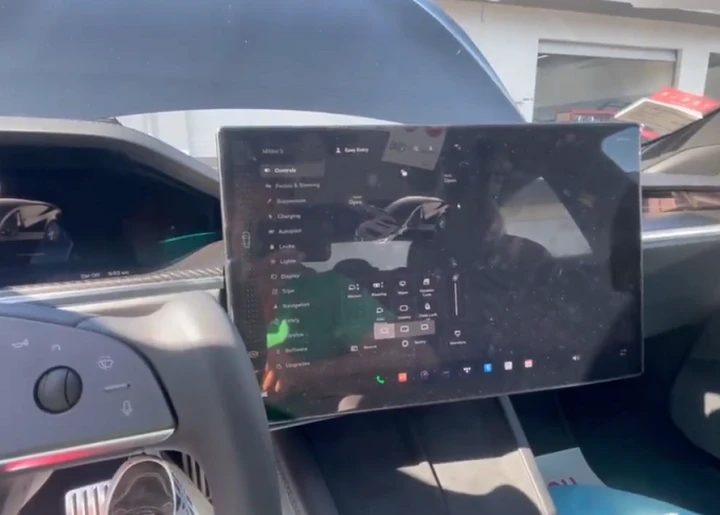 Nuove Tesla Model S e Model X: debutta lo schermo rotante