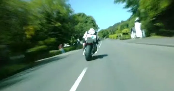 Guy Martin vs Michael Dunlop sull'Isola di Man [Video]