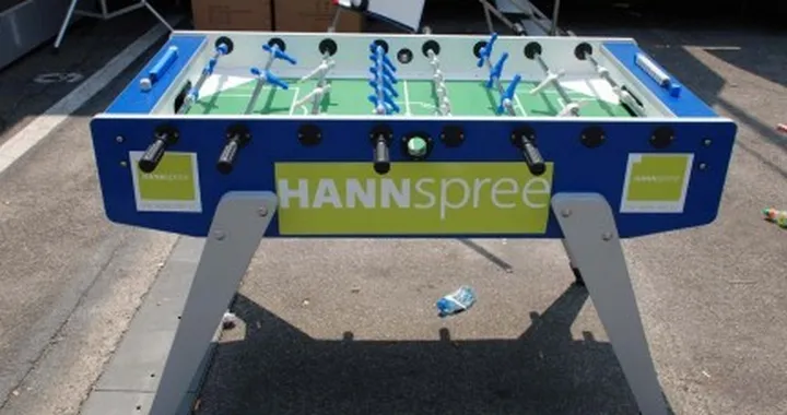 Foto del giorno: allenare il polso con il biliardino HANNspree