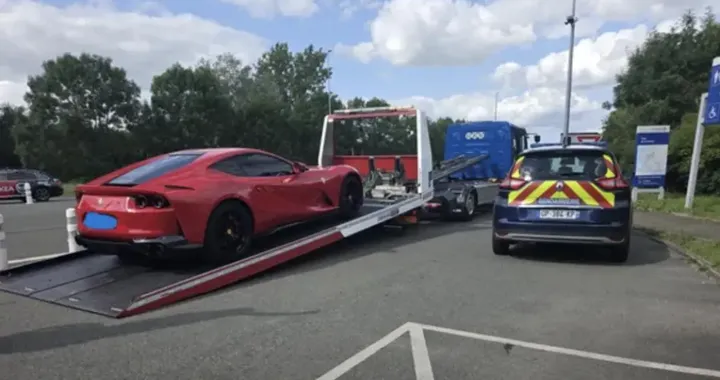 Fermata Ferrari a 200 km/h con bambino di 10 anni a bordo: sequestrata
