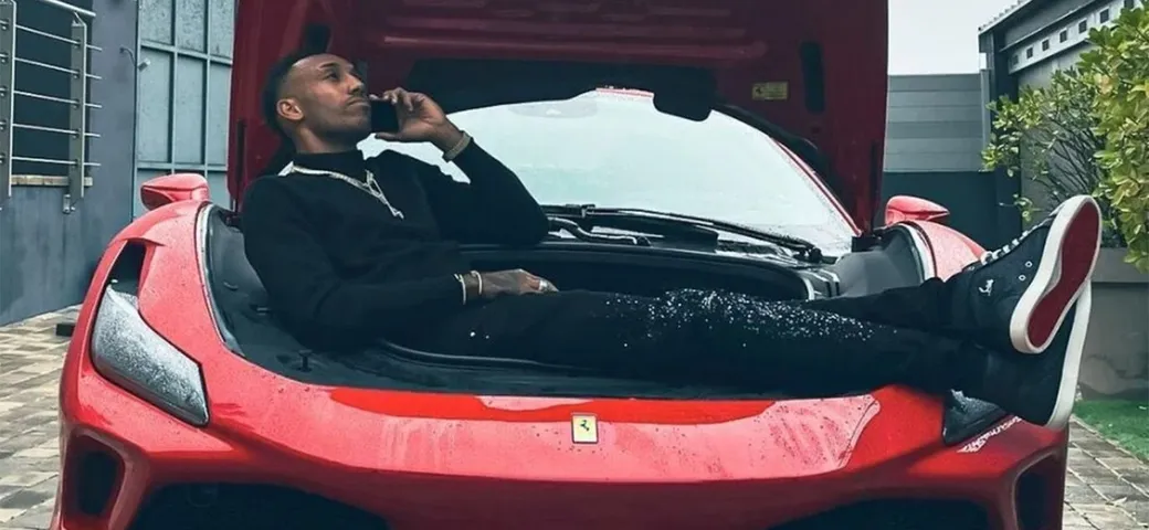 Cullato da una Ferrari: l’eccentrico arrivo di Aubameyang al Barcellona