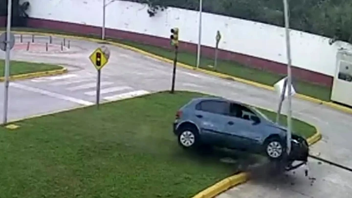 Disastroso esame di guida per una donna di 63 anni che si ribalta con l'auto [VIDEO]