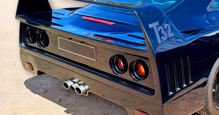 Sembra una Ferrari F40, ma sotto c'è una sportivetta tedesca