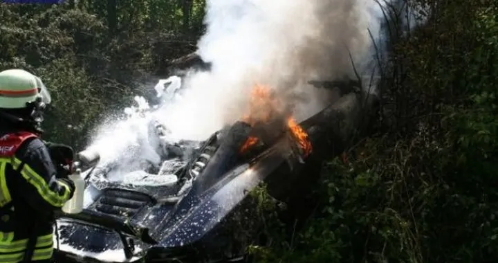 McLaren MP4-12C distrutta dalle fiamme dopo incidente