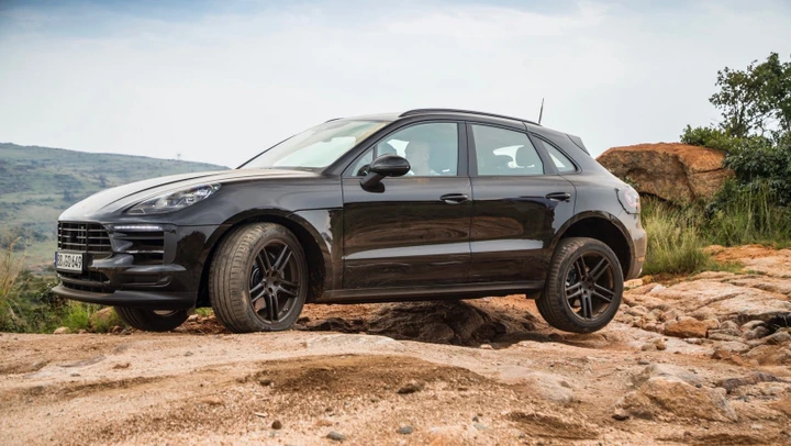 Porsche Macan: video e foto spia 'ufficiali' della versione restyling