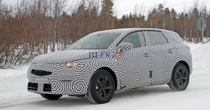 Opel Grandland X: foto spia sulla neve