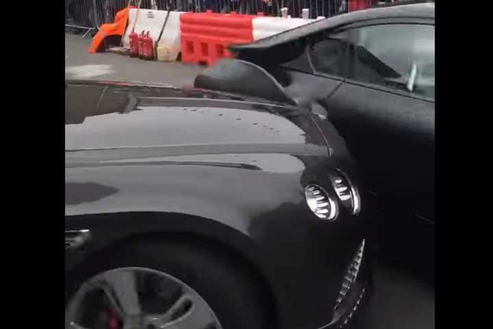 Incidente fra una Bmw i8 e una Bentley Continental GT [Video]