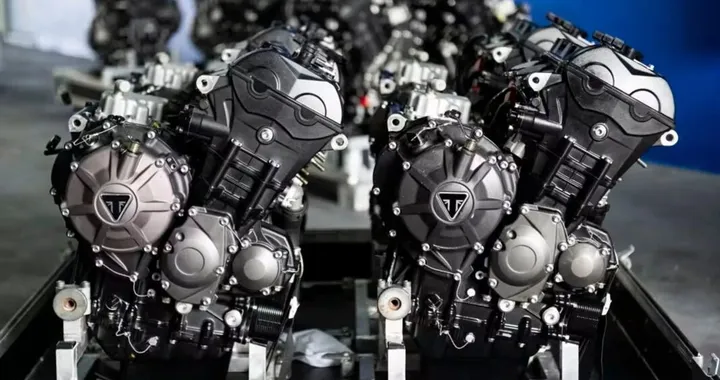 Triumph Moto2 2027, nuovo motore: +6% di potenza e 2 kg in meno