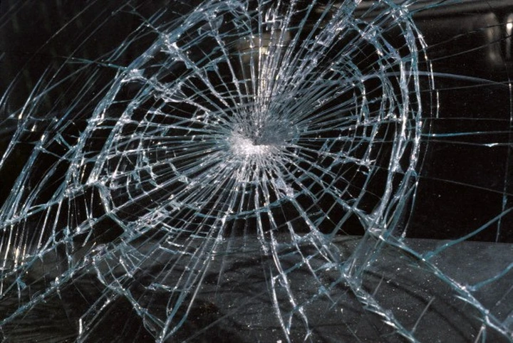 Roma, follia sulla tangenziale: straniero lancia sassi su auto, un ferito