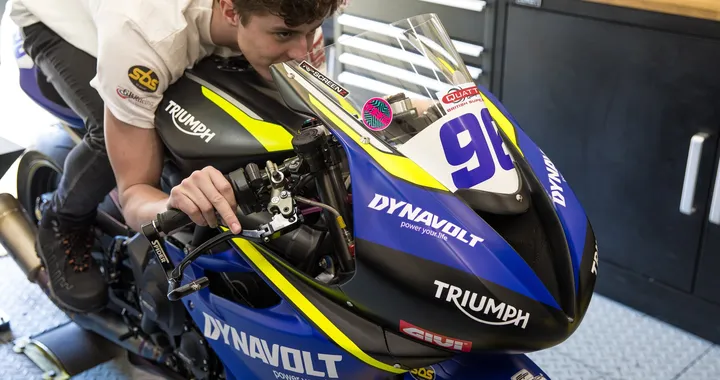 Triumph svela la Street Triple 765 RS che prenderà parte al Campionato British Supersport